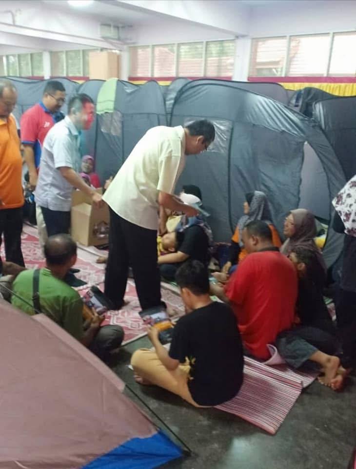 Taburan bantuan di pusat pemindahan banjir